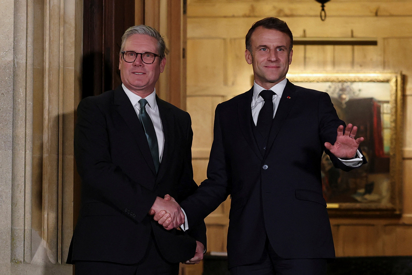 Thủ tướng Anh Keir Starmer (trái) và Tổng thống Pháp Emmanuel Macron. (Ảnh: AP) Thủ tướng Anh Keir Starmer (trái) và Tổng thống Pháp Emmanuel Macron. (Ảnh: AP)
