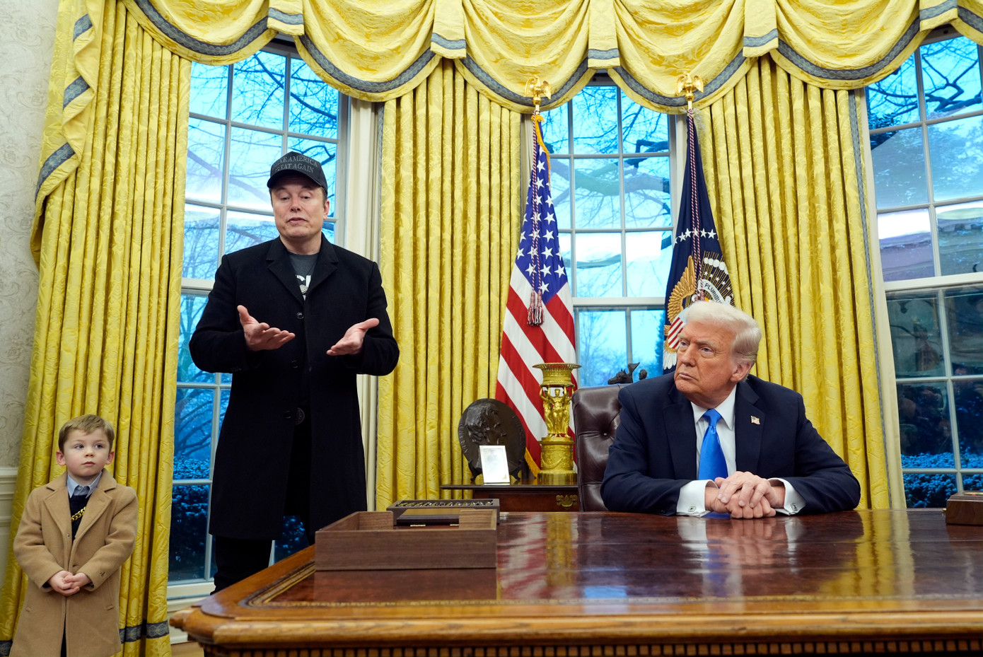 Tỷ phú Elon Musk phát biểu khi đứng cạnh Tổng thống Mỹ Donald Trump và con trai tại Nhà Trắng, ngày 11/2. (Ảnh: AP)