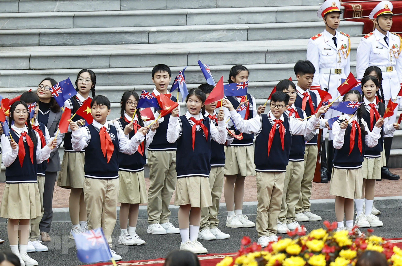 Các em thiếu nhi Hà Nội chào mừng Thủ tướng New Zealand Christopher Luxon. (Ảnh: Như Ý) Các em thiếu nhi Hà Nội chào mừng Thủ tướng New Zealand Christopher Luxon. (Ảnh: Như Ý)