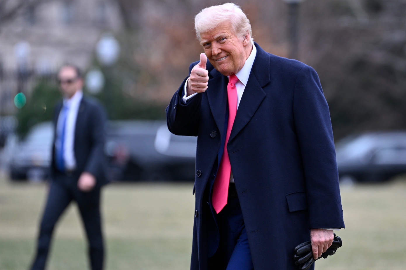 Tổng thống Mỹ Donald Trump trong sân Nhà Trắng, ngày 22/2. (Ảnh: AP)