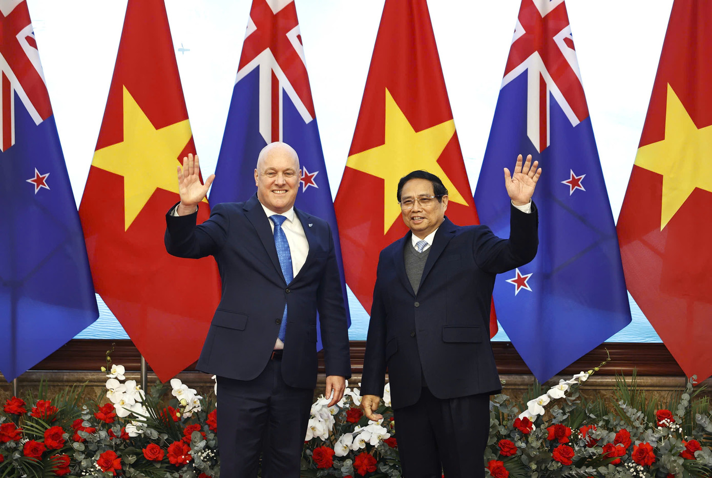 Thủ tướng Phạm Minh Chính và Thủ tướng New Zealand chụp ảnh chung trước cuộc hội đàm chiều 26/2. (Ảnh: Như Ý)