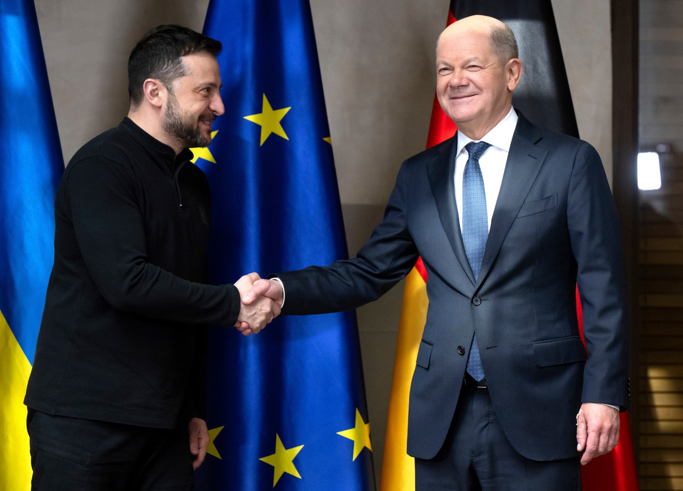 Tổng thống Ukraine Volodymir Zelensky và Thủ tướng Đức Olaf Scholz tại Hội nghị an ninh Munich, ngày 15/2. (Ảnh: AP) Tổng thống Ukraine Volodymir Zelensky và Thủ tướng Đức Olaf Scholz tại Hội nghị an ninh Munich, ngày 15/2. (Ảnh: AP)