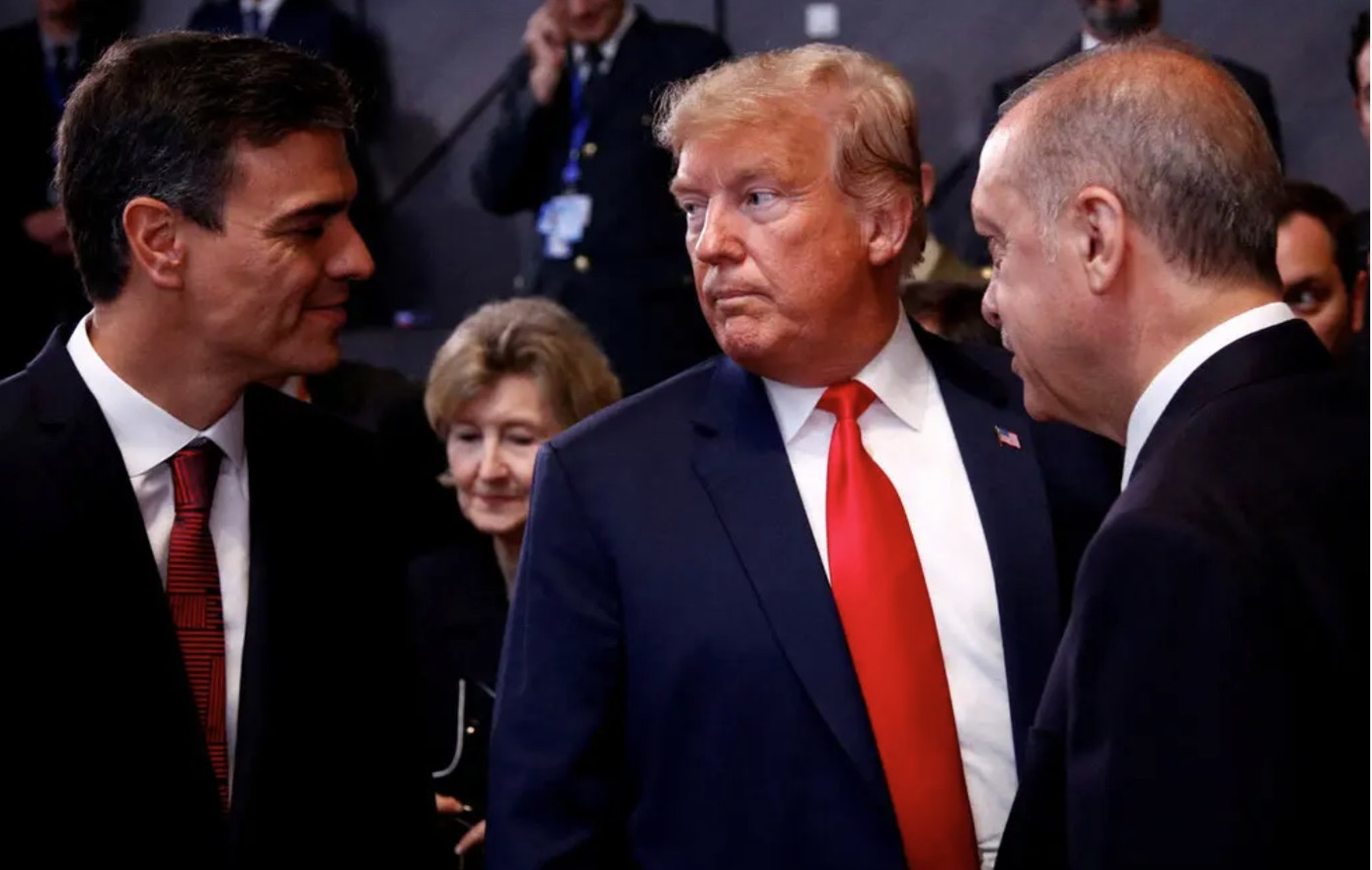 Ông Trump đứng cùng Thủ tướng Tây Ban Nha Pedro Sanchez (bìa trái) và Tổng thống Thổ Nhĩ Kỳ Tayyip Erdogan khi dự hội nghị thượng đỉnh NATO năm 2018. (Ảnh: Reuters) Ông Trump đứng cùng Thủ tướng Tây Ban Nha Pedro Sanchez (bìa trái) và Tổng thống Thổ Nhĩ Kỳ Tayyip Erdogan khi dự hội nghị thượng đỉnh NATO năm 2018. (Ảnh: Reuters)