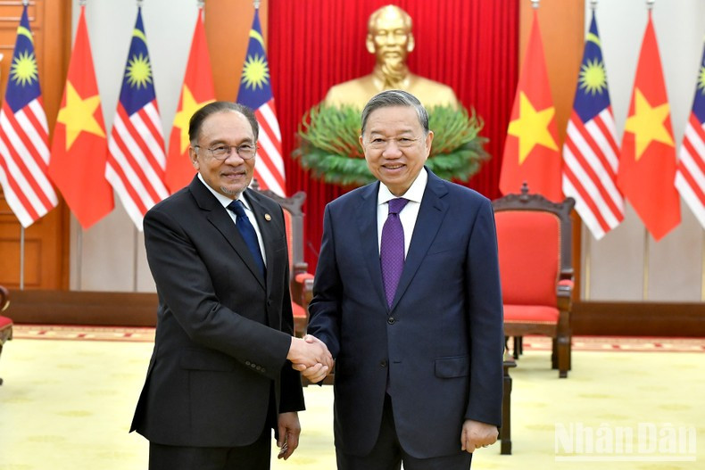 Tổng Bí thư Tô Lâm tiếp Thủ tướng Malaysia Anwar Ibrahim. (Ảnh: Nhandan) Tổng Bí thư Tô Lâm tiếp Thủ tướng Malaysia Anwar Ibrahim. (Ảnh: Nhandan)