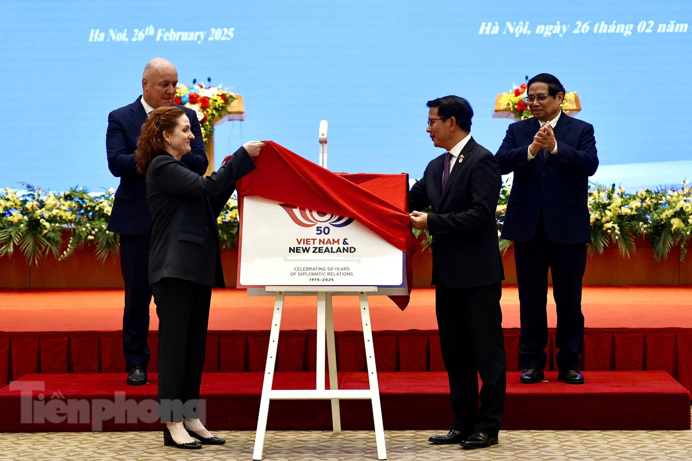 Hai Thủ tướng chứng kiến lễ công bố logo chính thức kỷ niệm 50 năm thiết lập quan hệ ngoại giao Việt Nam - New Zealand. (Ảnh: Như Ý) Hai Thủ tướng chứng kiến lễ công bố logo chính thức kỷ niệm 50 năm thiết lập quan hệ ngoại giao Việt Nam - New Zealand. (Ảnh: Như Ý)