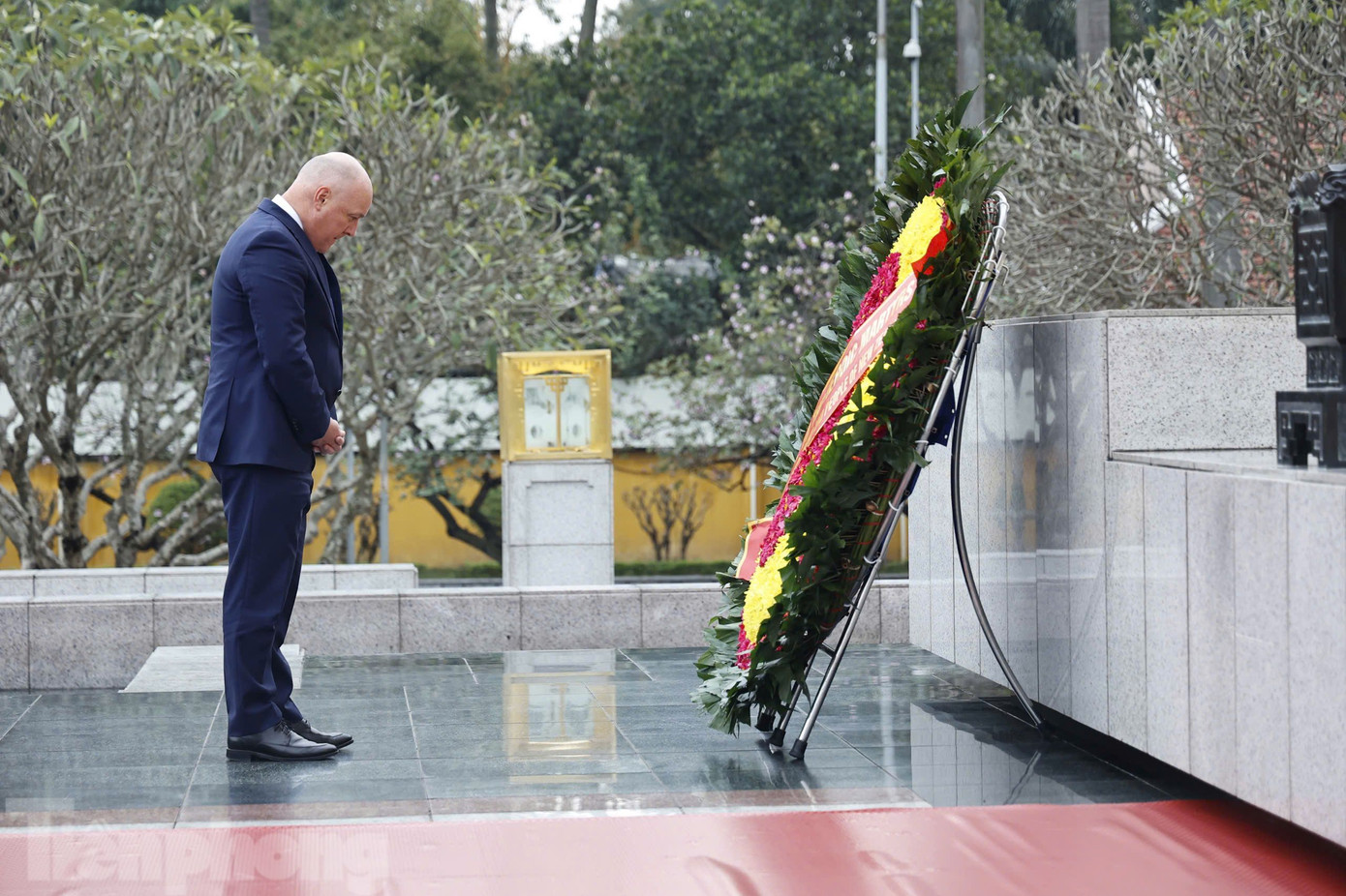 Đoàn do Thủ tướng New Zealand Christopher Luxon dẫn đầu viếng Đài Tưởng niệm các Anh hùng liệt sĩ. (Ảnh: Như Ý) Đoàn do Thủ tướng New Zealand Christopher Luxon dẫn đầu viếng Đài Tưởng niệm các Anh hùng liệt sĩ. (Ảnh: Như Ý)