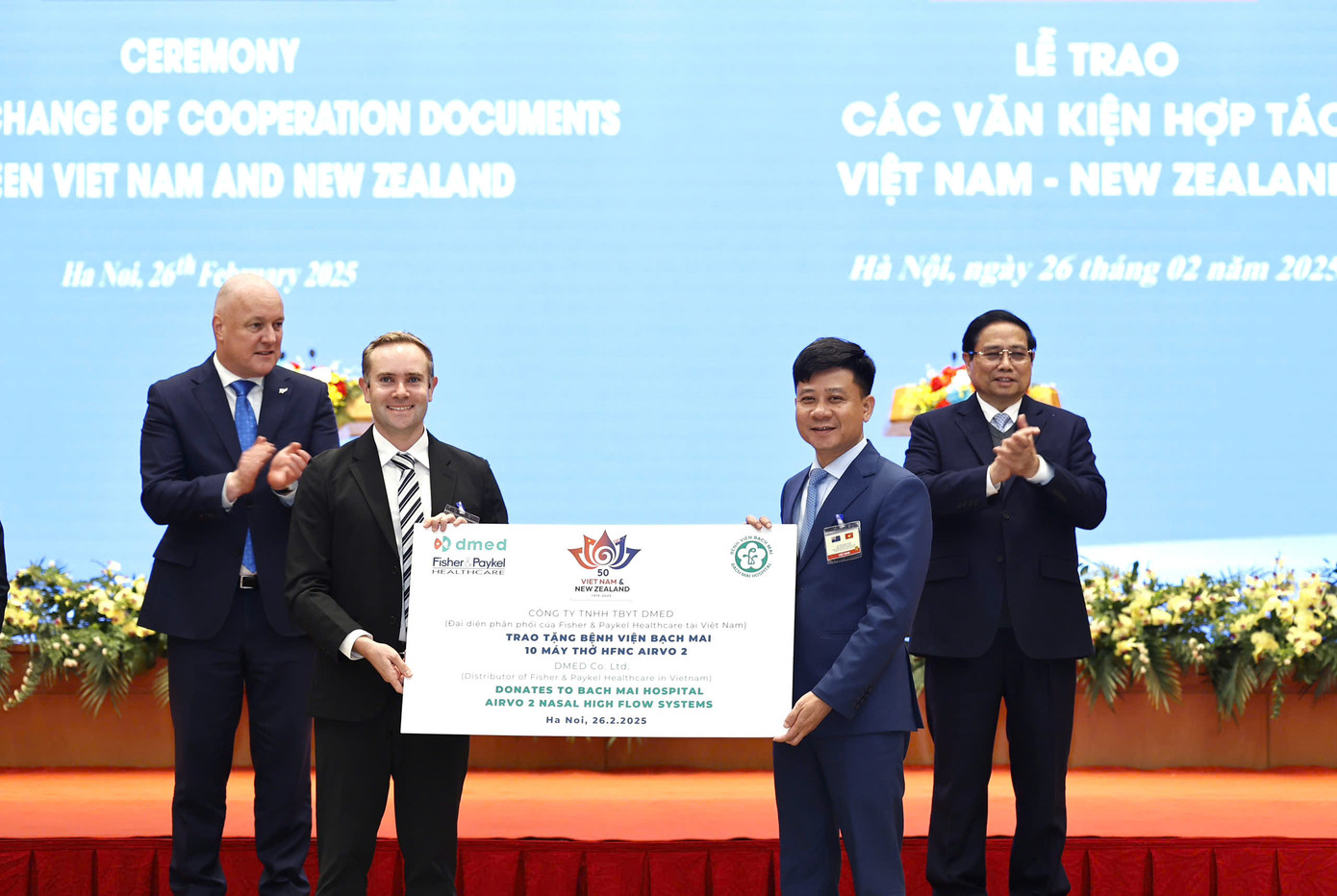 Hai Thủ tướng chứng kiến lễ trao các thoả thuận hợp tác sau cuộc hội đàm chiều 26/2. (Ảnh: Như Ý)