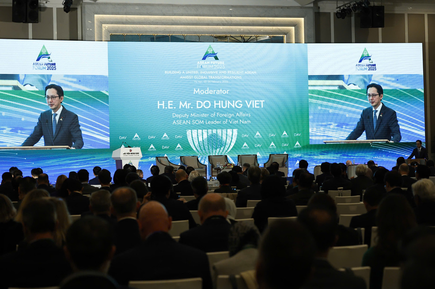 Đông đảo các nhà nghiên cứu và phóng viên báo chí lắng nghe phiên đối thoại. (Ảnh: Như Ý) Đông đảo các nhà nghiên cứu và phóng viên báo chí lắng nghe phiên đối thoại. (Ảnh: Như Ý)