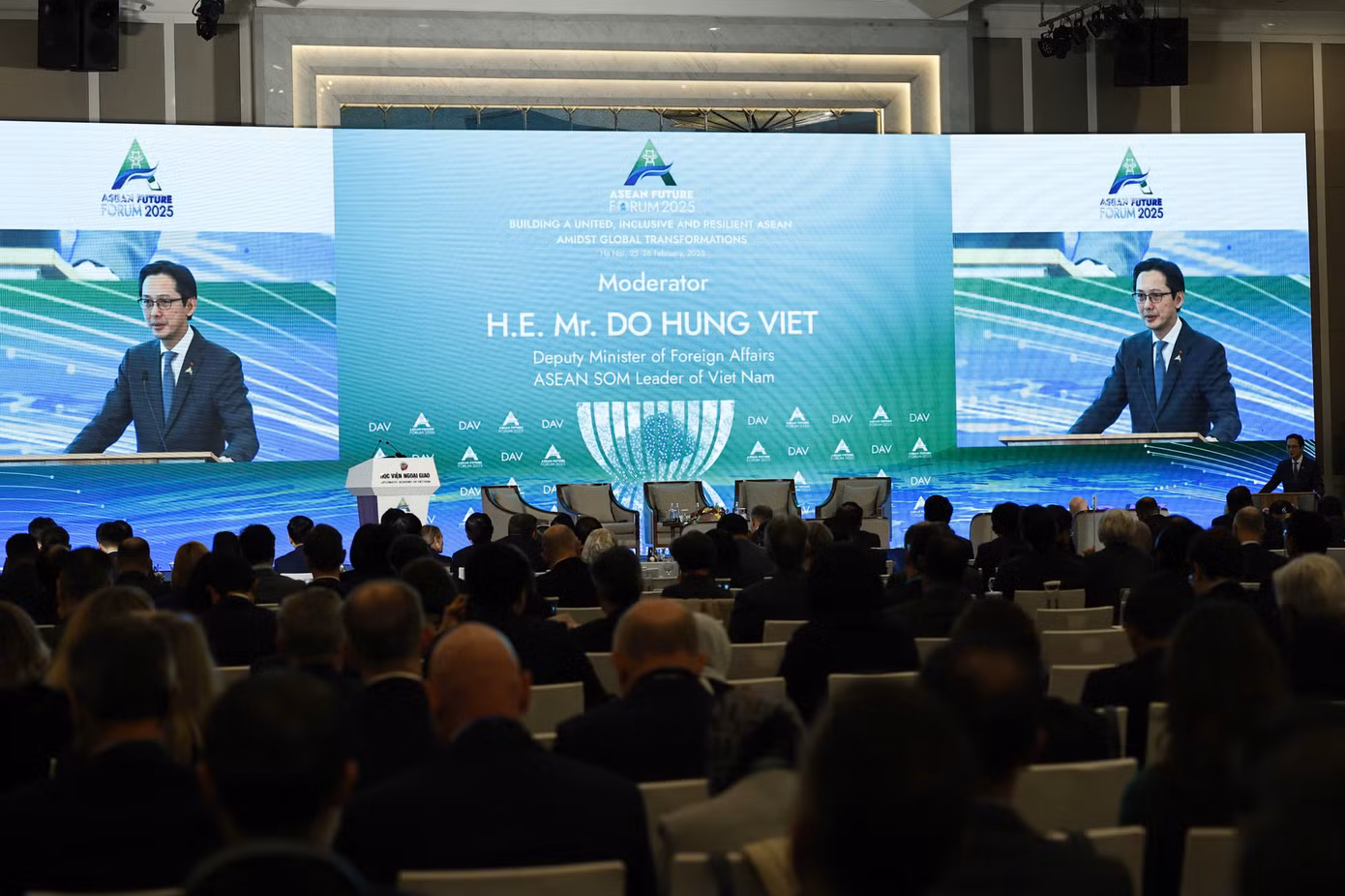 Đông đảo các nhà nghiên cứu và phóng viên báo chí lắng nghe phiên đối thoại. (Ảnh: Như Ý)