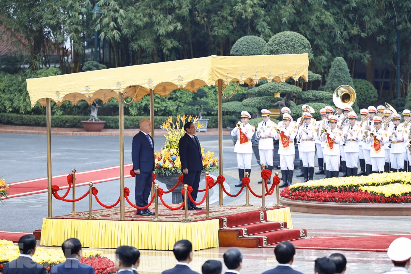 Hai Thủ tướng đứng trên bục danh dự nghe cử hành quốc thiều hai nước. (Ảnh: Như Ý)