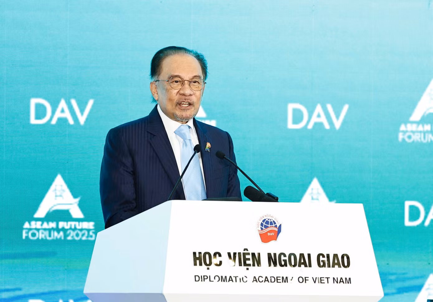Thủ tướng Malaysia Anwar Ibrahim phát biểu tại Diễn đàn Tương lai Asean 2025. (Ảnh: Như Ý)