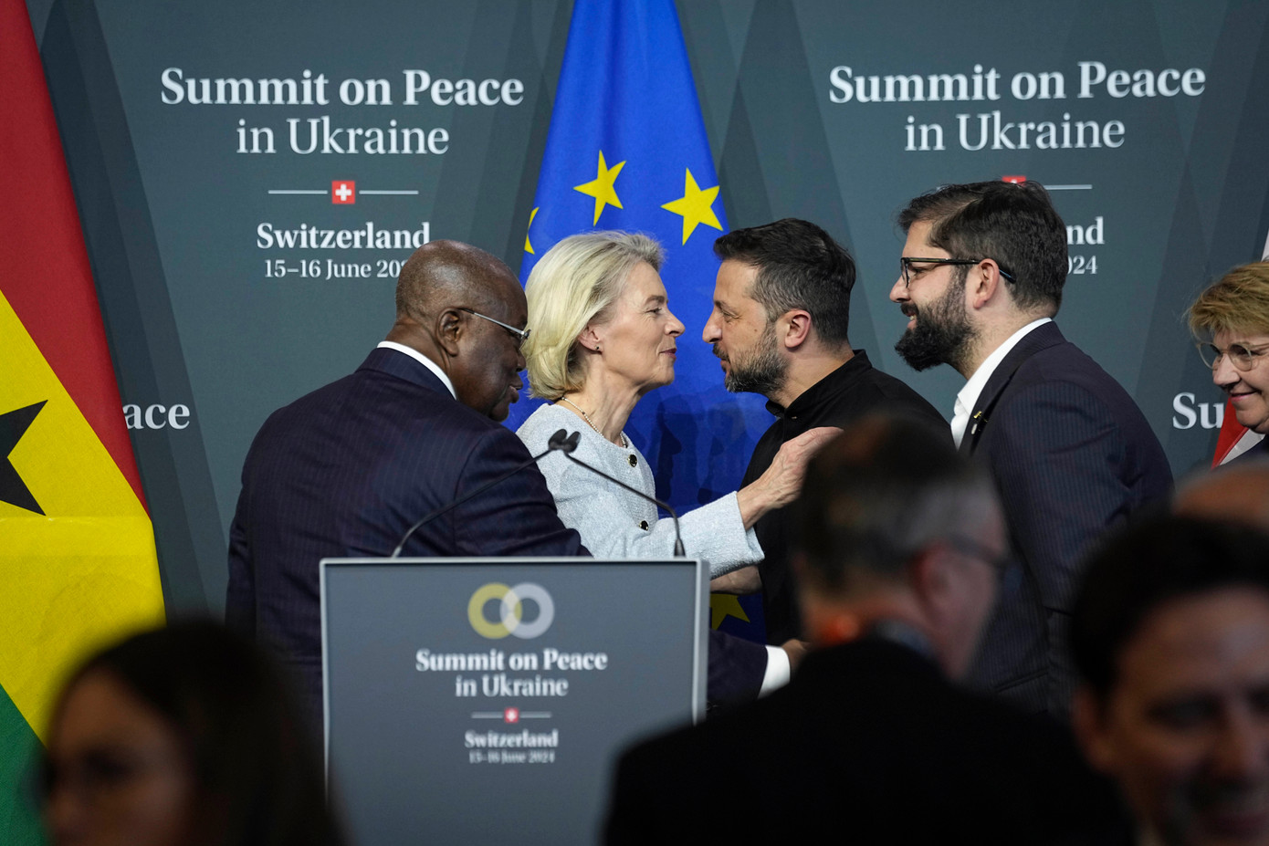 Tổng thống Ukraine Volodymir Zelensky cùng Chủ tịch Ủy ban châu Âu Ursula von der Leyen tại buổi họp báo bế mạc hội nghị thượng đỉnh hòa bình Ukraine tại Obbürgen, Thụy Sĩ, tháng 6/2024. (Ảnh AP) Tổng thống Ukraine Volodymir Zelensky cùng Chủ tịch Ủy ban châu Âu Ursula von der Leyen tại buổi họp báo bế mạc hội nghị thượng đỉnh hòa bình Ukraine tại Obbürgen, Thụy Sĩ, tháng 6/2024. (Ảnh AP)
