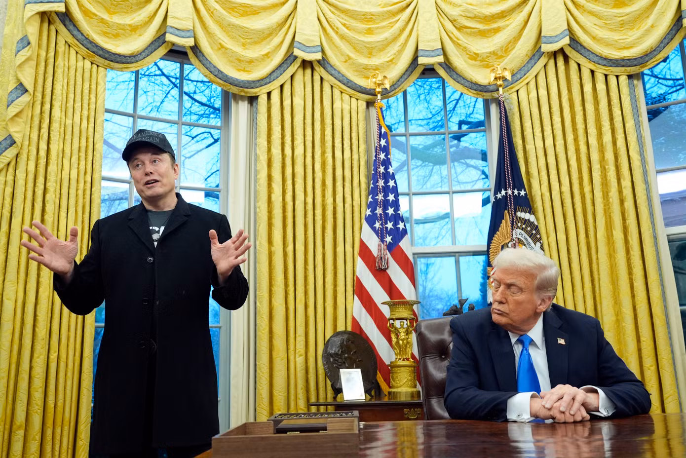Tỷ phú Elon Musk trả lời báo chí khi đứng cạnh Tổng thống Trump, ngày 11/2. (Ảnh: AP)