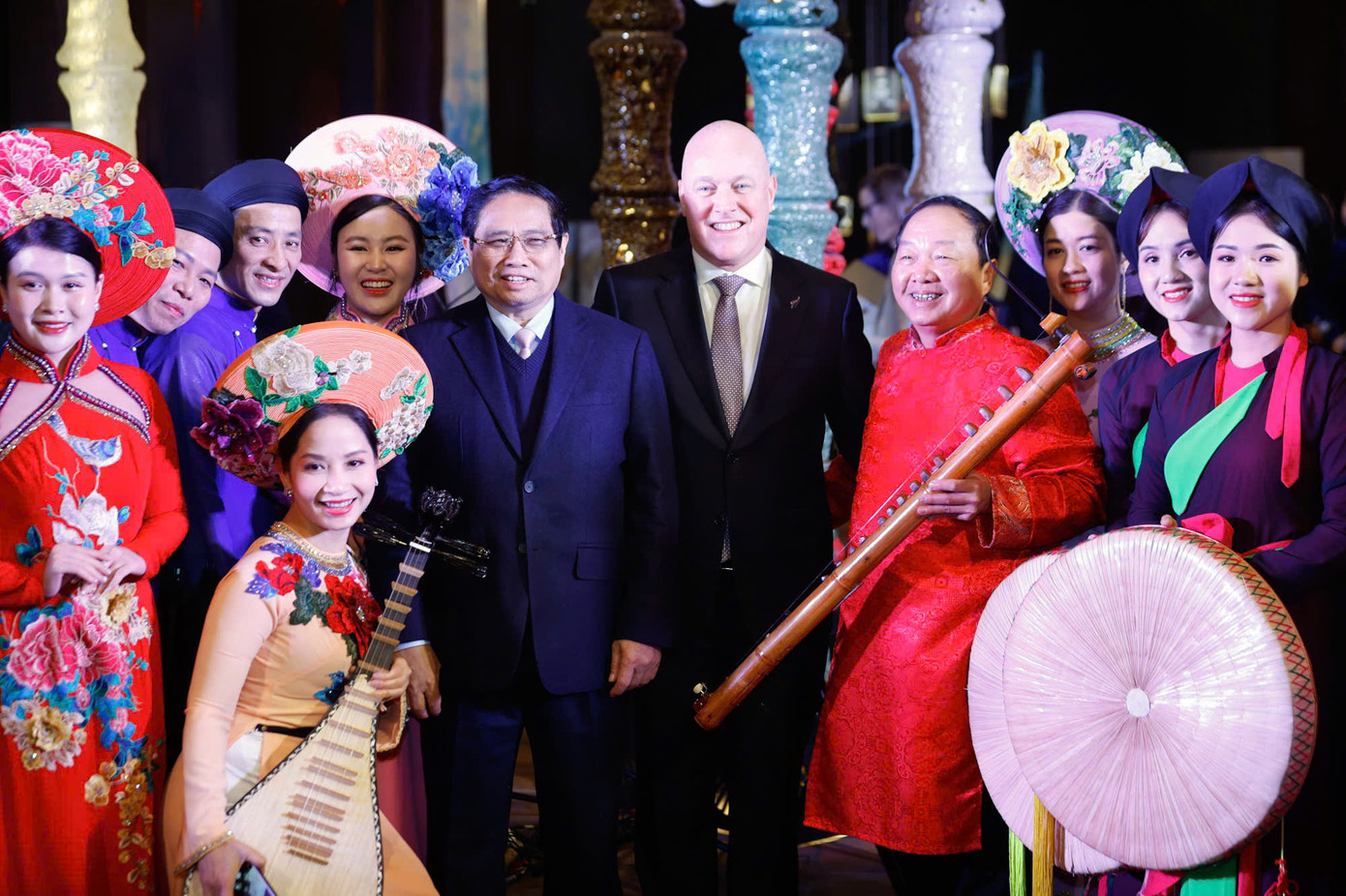 Hai Thủ tướng chụp ảnh chung với các nghệ sĩ biểu diễn âm nhạc truyền thống Việt Nam. (Ảnh: Nhật Bắc)