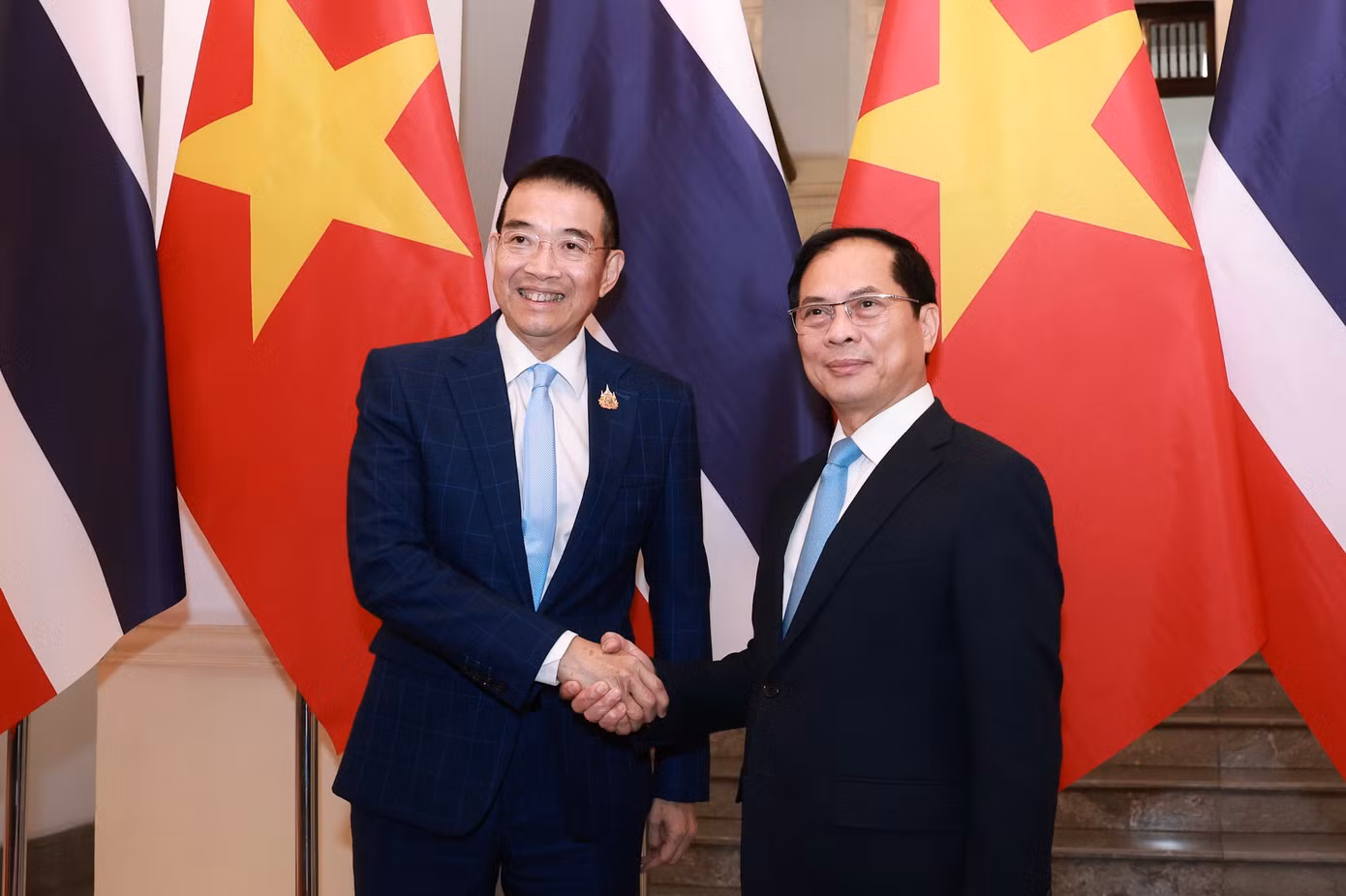 Phó Thủ tướng, Bộ trưởng Ngoại giao Bùi Thanh Sơn và Bộ trưởng Ngoại giao Thái Lan Maris Sangiampongsa chụp ảnh chung trước cuộc hội đàm, ngày 24/2. (Ảnh: Nhật Minh)