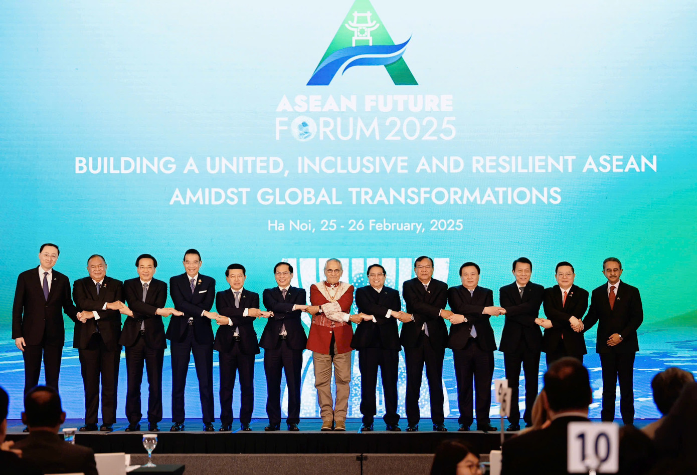 Thủ tướng Phạm Minh Chính cùng các nhà lãnh đạo và quan chức cấp cao Asean chụp ảnh chung sau phiên khai mạc. (Ảnh: Như Ý)