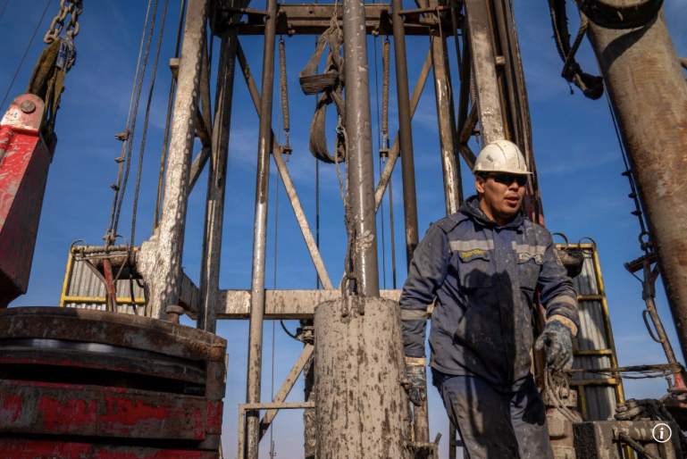 Một công nhân dầu khí làm việc ở mỏ Zhetybay của Kazakhstan.(Ảnh: Reuters) Một công nhân dầu khí làm việc ở mỏ Zhetybay của Kazakhstan.(Ảnh: Reuters)