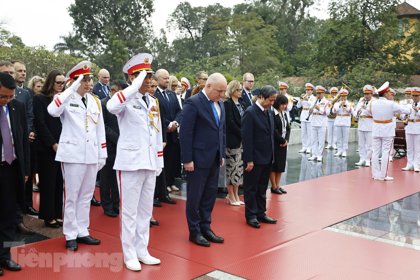 Thủ tướng New Zealand Christopher Luxon tới viếng Đài Tưởng niệm các Anh hùng liệt sĩ. (Ảnh: Như Ý) Thủ tướng New Zealand Christopher Luxon tới viếng Đài Tưởng niệm các Anh hùng liệt sĩ. (Ảnh: Như Ý)