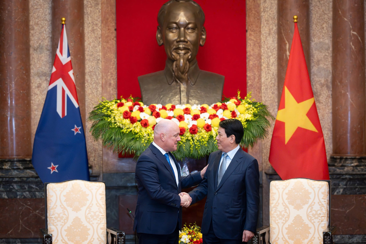 Thủ tướng Christopher Luxon chào Chủ tịch nước Lương Cường. (Ảnh: Nhật Minh)