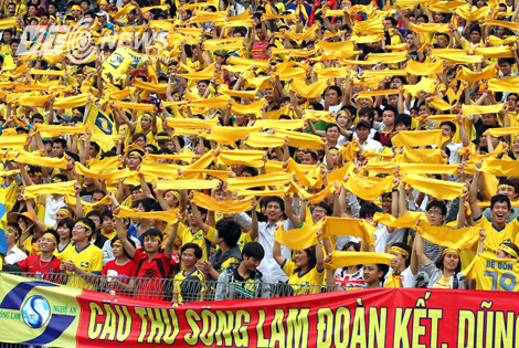 "Mỏ" tiền của bóng đá Việt Nam là khán giả chứ là đâu? (Ảnh: Quang Minh).