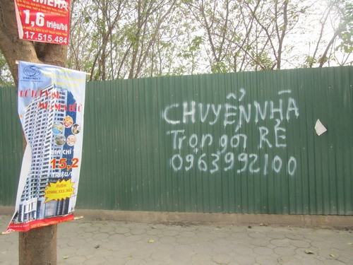 Treo băng rôn khắp mọi nơi