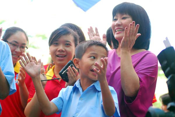 Cẩm Vân cùng hát với các em