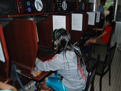 Phòng Internet giúp công nhân giải trí sau giờ làm việc. Phòng Internet giúp công nhân giải trí sau giờ làm việc