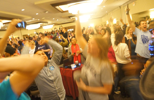 Đúng 23 giờ 12 phút, khán phòng 2.000 người như vỡ tung trong niềm vui chiến thắng. Ảnh: Trí Đường