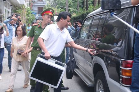 Khám xét nhà riêng 2 cựu Chủ tịch TP Đà Nẵng vừa bị khởi tố ảnh 6