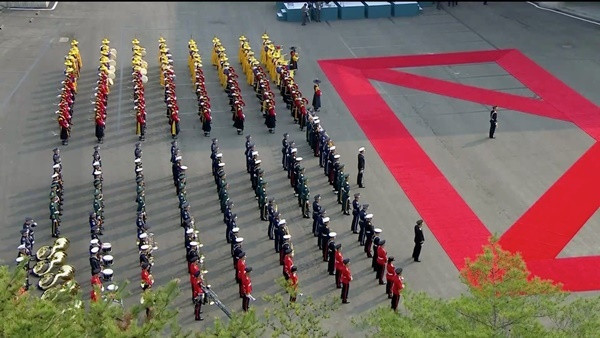 Lãnh đạo hai miền Triều Tiên tay trong tay bước qua đường phân giới ảnh 17