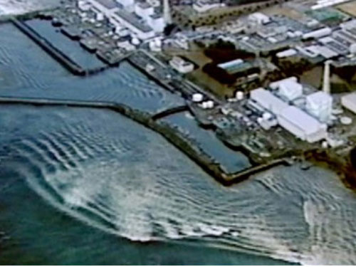 Hình ảnh chụp lại khoảnh khắc sóng thần cuộn lên và đập vào nhà máy Fukushima I hôm 11-3. Hình ảnh chụp lại khoảnh khắc sóng thần cuộn lên và đập vào nhà máy Fukushima I hôm 11-3