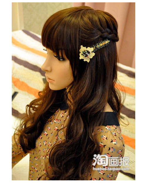 Tết một lọn tóc từ bên này sang bên kia.... Dùng dây chun buộc chặt lọn tóc tết lại. Lấy một lọn tóc nhỏ quấn bên ngoài để che dây chun đi. Thêm kẹp tóc vào là bạn đã trông giống một nàng công chúa đáng yêu rồi đấy.