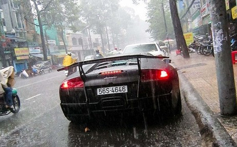Để chứng minh lời nói của mình, Autogespot đăng tải hình ảnh bộ đôi siêu xe dầm mưa đầy ấn tượng tại Tp.HCM do tay săn ảnh MI6 chụp và công bố