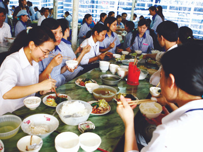 Lạm phát tăng, bữa cơm công nhân ngày càng teo tóp Ảnh: Hồng Vĩnh