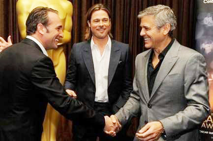 Cuộc đua của tài tử Pháp Jean Dujardin (trái) với đôi bạn thân Brad Pitt-George Clooney. Ảnh: Zimbio