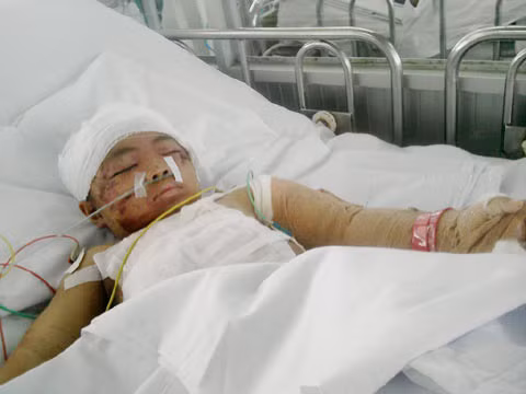 Cháu Vinh trong những ngày ở bệnh viện. Ảnh: Bee.ne