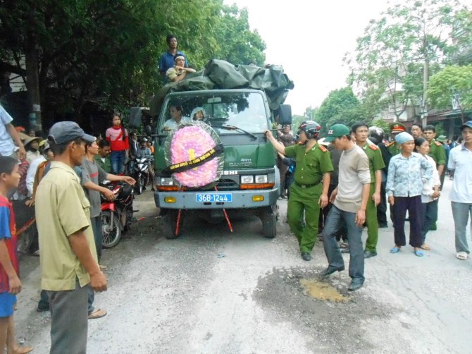 Chiếc xe chở quan tài sản phụ Xuân là xe của Công an huyện Thiệu Hóa điều đến để hỗ trợ gia đình nạn nhân đưa về quê an táng.. Chiếc xe chở quan tài sản phụ Xuân là xe của Công an huyện Thiệu Hóa điều đến để hỗ trợ gia đình nạn nhân đưa về quê an táng.