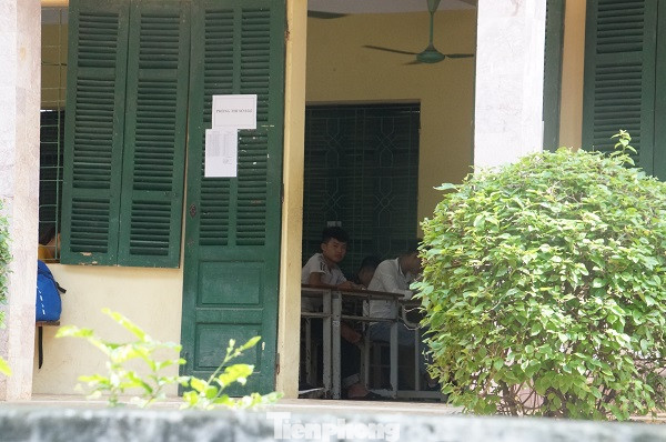 Cận cảnh an ninh trong, ngoài phòng thi THPT Quốc gia tại Hòa Bình ảnh 9