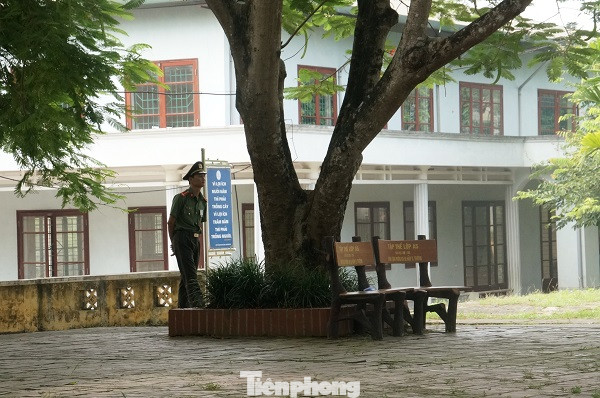 Cận cảnh an ninh trong, ngoài phòng thi THPT Quốc gia tại Hòa Bình ảnh 7