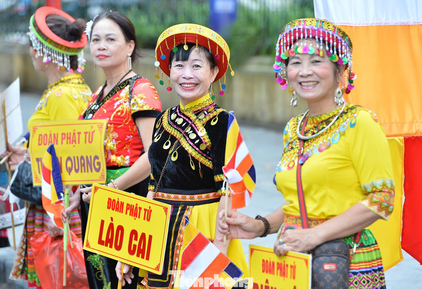 Các đoàn phật tử từ nhiều tỉnh thành đứng trên tuyến phố từ chùa Quán Sứ đến Cung Văn hóa Lao động hữu nghị Việt – Xô, để đón chào chư Tôn đức quang lâm, bắt đầu phiên chính thức của Đại hội.