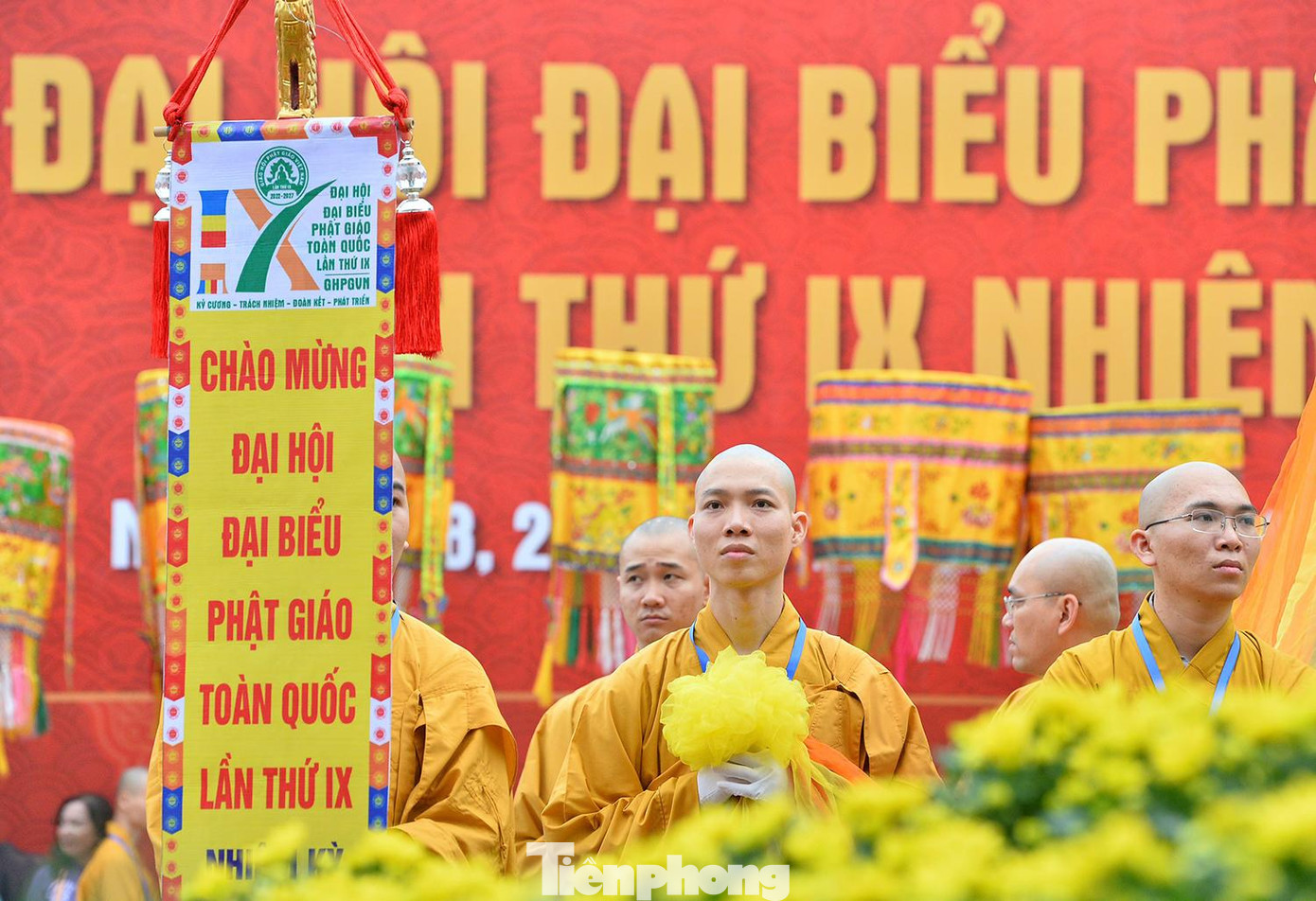 Ngay từ 7h sáng, chư tôn trang nghiêm pháp phục tại tổ đường Chùa Quán Sứ để niêm hương bạch Phật lễ tổ, cầu nguyện cho Đại hội Đại biểu Phật giáo toàn quốc lần IX này được thành công viên mãn.