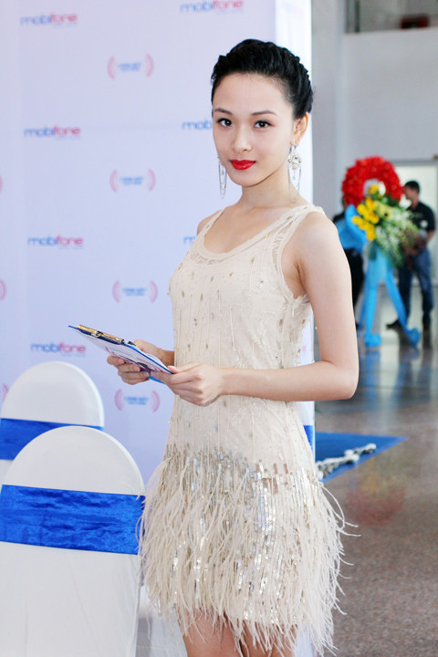 Trương Hồ Phương Nga duyên dáng trong vai trò MC