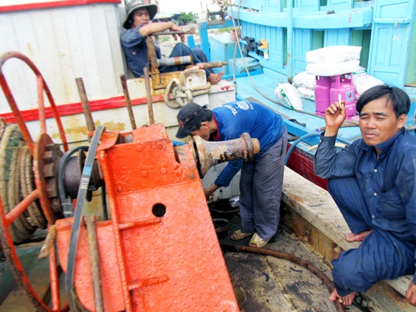 Tàu anh Tạo đang phải sửa lại máy quay dây neo. Ảnh: Nam Cường