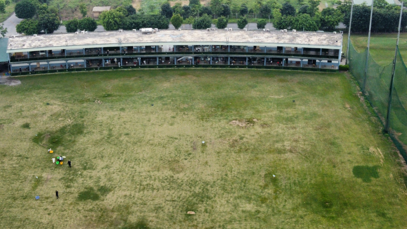 Cũng theo người dân, trước đó (năm 2020 – PV), cơ quan chức năng cưỡng chế, phá dỡ công viên nước Thanh Hà nhưng sân tập golf Thanh Hà vẫn nằm “chình ình”, hoạt động tấp nập. “Không hiểu sao đều là công trình xây sai quy hoạch, sử dụng đất sai mục đích nhưng có công trình bị xử lý, có không trình thì lại không. Liệu chính quyền địa phương có buông lỏng quản lý, “bảo kê” cho công trình sân tập golf Thanh Hà hay không”, người dân đặt câu hỏi?.