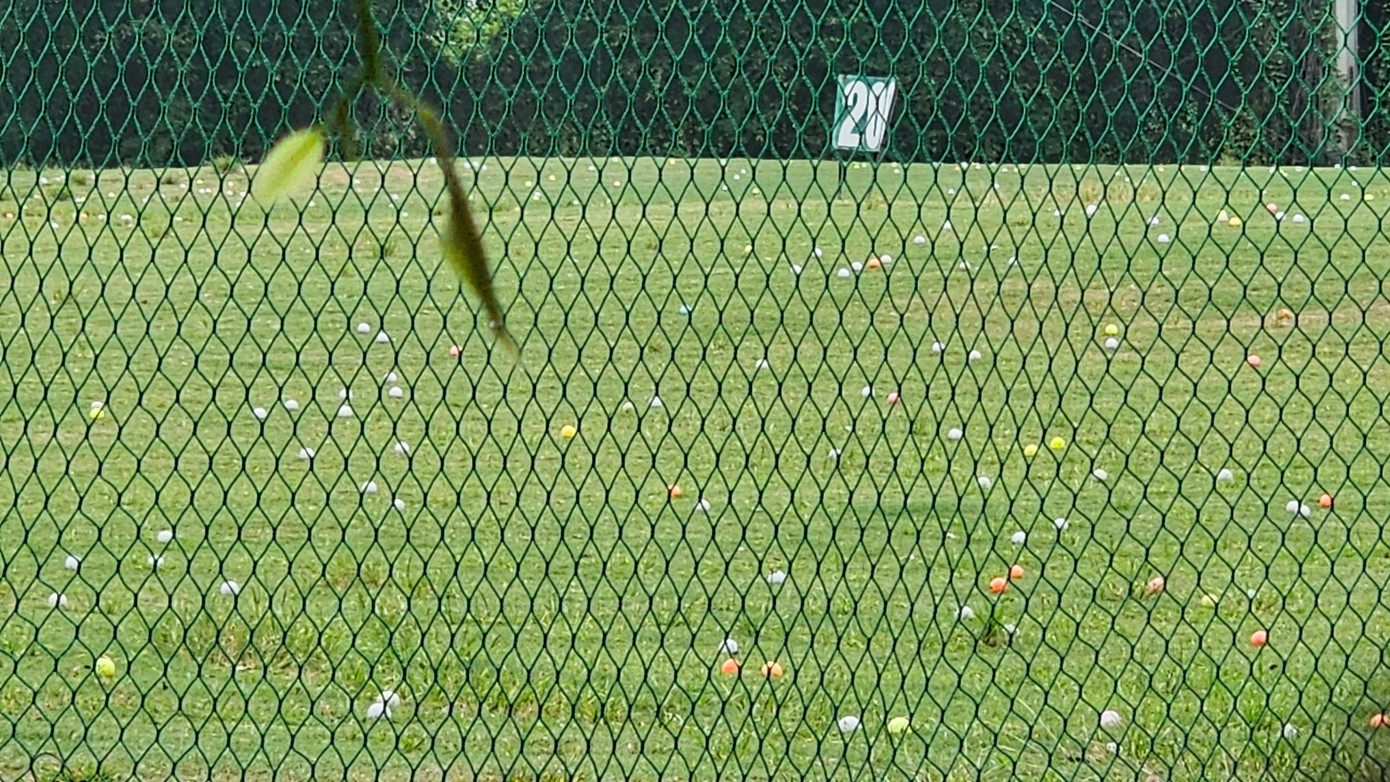 Theo đó, PV liên hệ với ông Bùi Văn Sáng, Chủ tịch UBND huyện Thanh Oai. Tuy nhiên, sau nhiều lần ông Sáng khẳng định khu đất sân tập golf không thuộc địa bàn huyện Thanh Oai mà thuộc địa bàn quận Hà Đông.