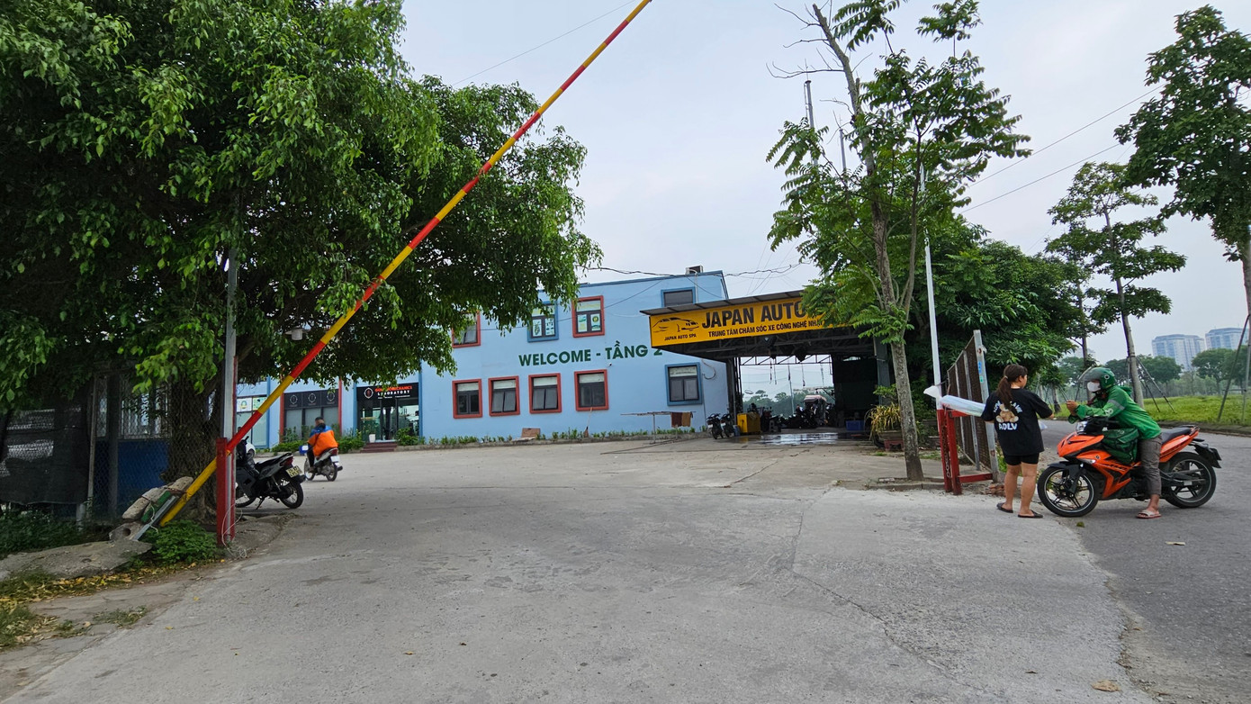 Sân tập golf Thanh Hà được xây dựng kiên cố, có bãi để xe và trung tâm chăm sóc xe cho khách chơi golf.