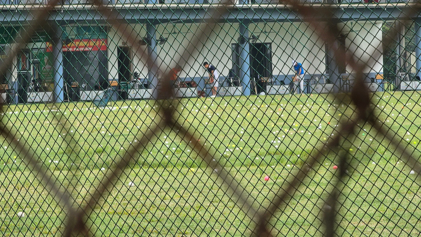 Trong khi đó, lãnh đạo Đội Quản lý trật tự xây dựng đô thị quận Hà Đông cho biết, hiện đơn vị đang rà soát lại toàn bộ công trình vi phạm tại dự án Khu đô thị Thanh Hà, trong đó có sân tập golf. Qua kiểm tra sơ bộ thì khu đất sân tập golf Thanh Hà chủ yếu thuộc địa giới huyện Thanh Oai, chỉ có phần nhỏ diện tích trên địa bàn quận Hà Đông. Việc huyện Thanh Oai thông tin sân tập golf Thanh Hà thuộc quận Hà Đông là không đúng.