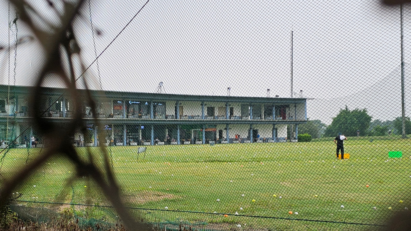 “Quy hoạch là ô đất công cộng nhưng đến nay, các công trình công cộng phục vụ người dân không thấy đâu, thay vào đó là sân tập golf chỉ phục vụ cho một bộ phận người giàu, thu lời bất chính suốt nhiều năm qua”, người dân khu đô thị Thanh Hà bức xúc.