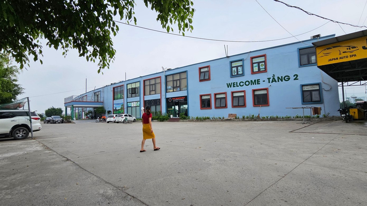 Theo ghi nhận của PV, tại ô đất A2.5-CCĐT01 có chức năng đất công cộng đang tồn tại sân tập golf “khủng” có quy mô hàng chục nghìn m2 gồm các công trình: phòng chức năng, nhà hàng, khu locker, quán bar, cửa hàng đồ dùng, phụ kiện…