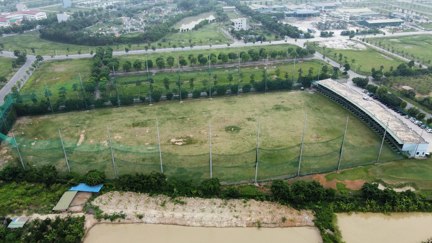 Điều đáng nói, để tìm hiểu về việc xử lý vi phạm đối với sân tập golf Thanh Hà sai quy hoạch, PV &quot;gõ cửa&quot; huyện Thanh Oai và quận Hà Đông thì đều nhận được câu trả lời là sân tập golf không thuộc địa giới hành chính do địa phương mình quản lý.